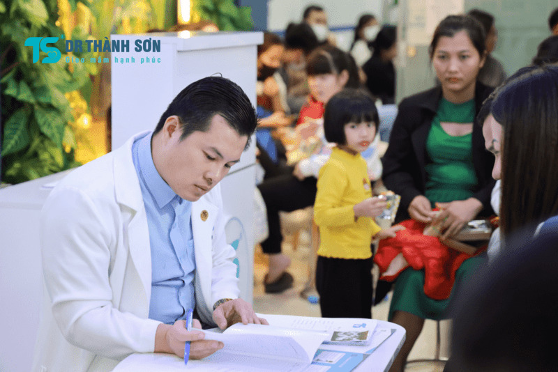 Bác sĩ Phạm Thành Sơn Nơi nhen nhóm hy vọng cho những ai VSHM mong muốn sinh con tự nhiên