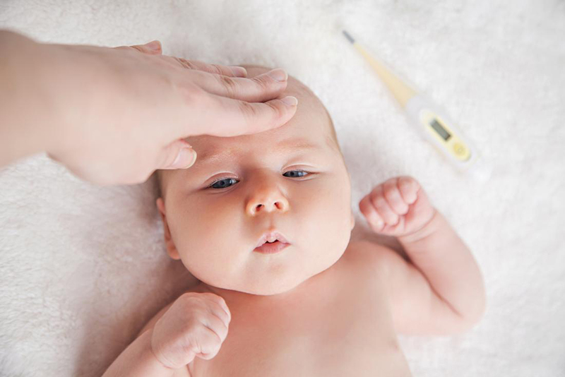 Dấu hiệu bé sơ sinh bị ốm: Mẹ cần biết để xử lý kịp thời