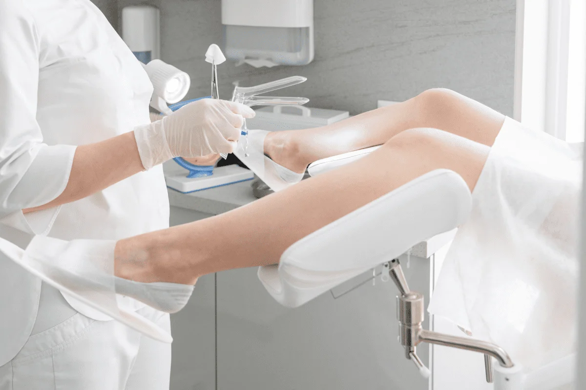 Vì sao phụ nữ nên soi dịch âm đạo định kỳ