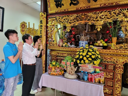 Xin gia tiên phù hộ cho năm mới bình an, nhiều tài lộc